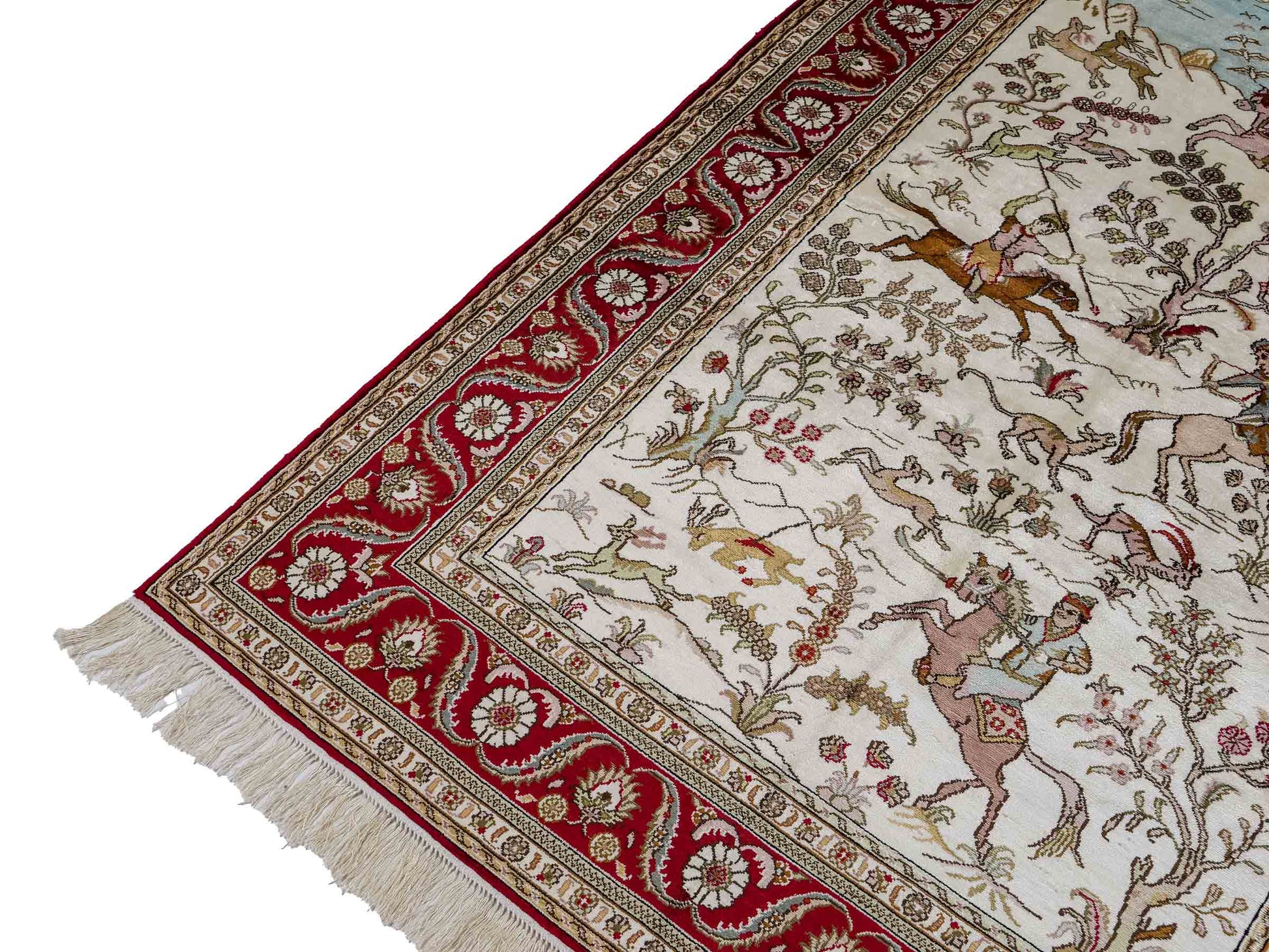 Feiner, handgeknüpfter Art Ghom aus Kunstseide. Ursprung China. Größe: 185 x 126 cm. Hauptfarben: Weiß, Creme, Rot. Vertrieb durch JUPITER Intl.