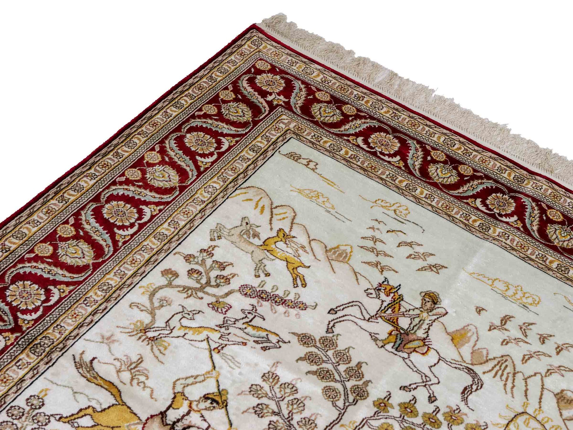 Feiner, handgeknüpfter Art Ghom aus Kunstseide. Ursprung China. Größe: 185 x 127 cm. Hauptfarben: Weiß, Creme, Rot. Vertrieb durch JUPITER Intl.