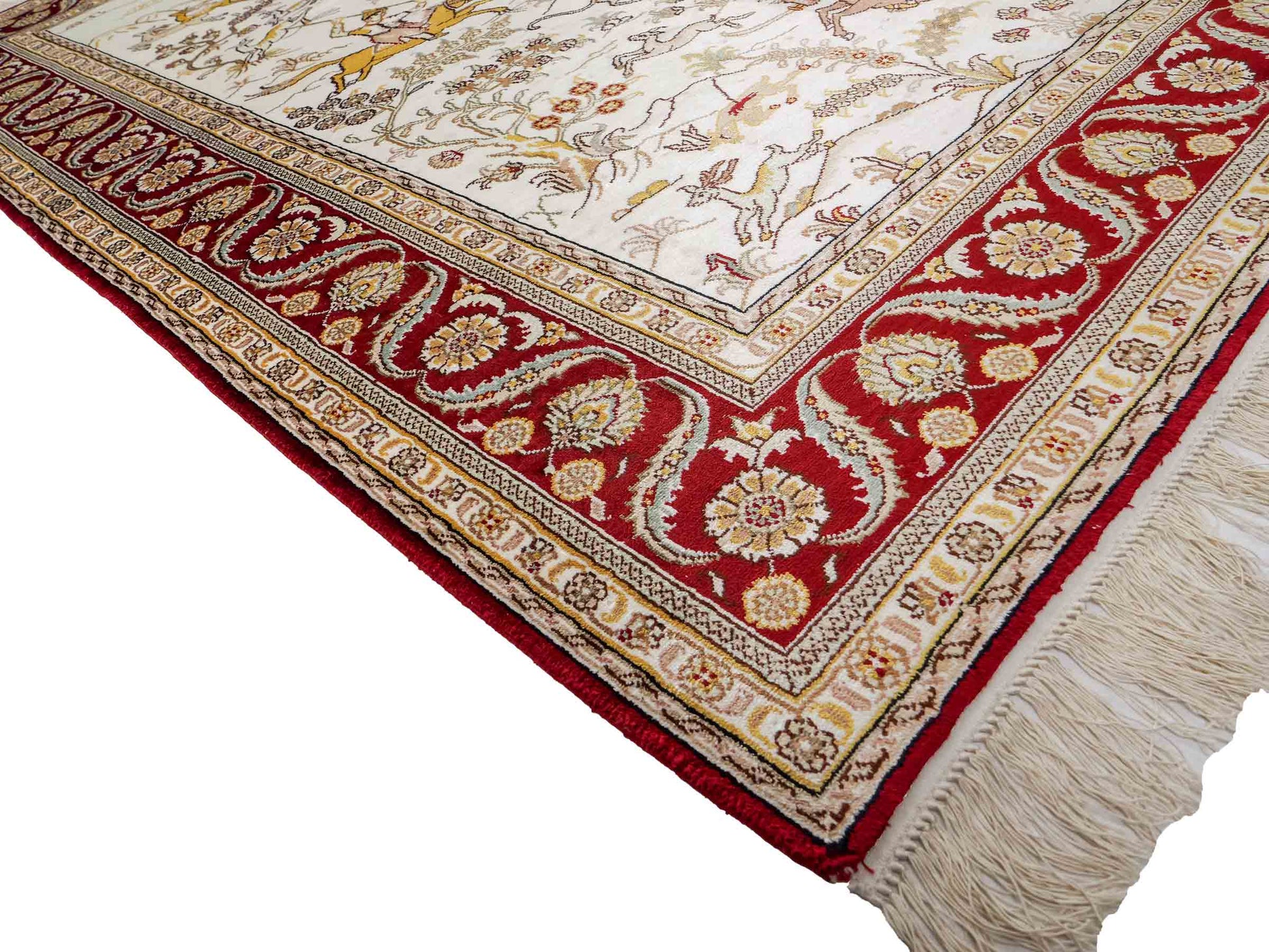 Feiner, handgeknüpfter Art Ghom aus Kunstseide. Ursprung China. Größe: 185 x 127 cm. Hauptfarben: Weiß, Creme, Rot. Vertrieb durch JUPITER Intl.