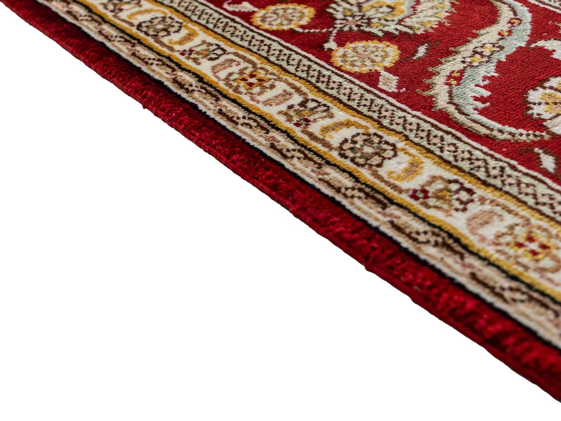 Feiner, handgeknüpfter Art Ghom aus Kunstseide. Ursprung China. Größe: 185 x 127 cm. Hauptfarben: Weiß, Creme, Rot. Vertrieb durch JUPITER Intl.