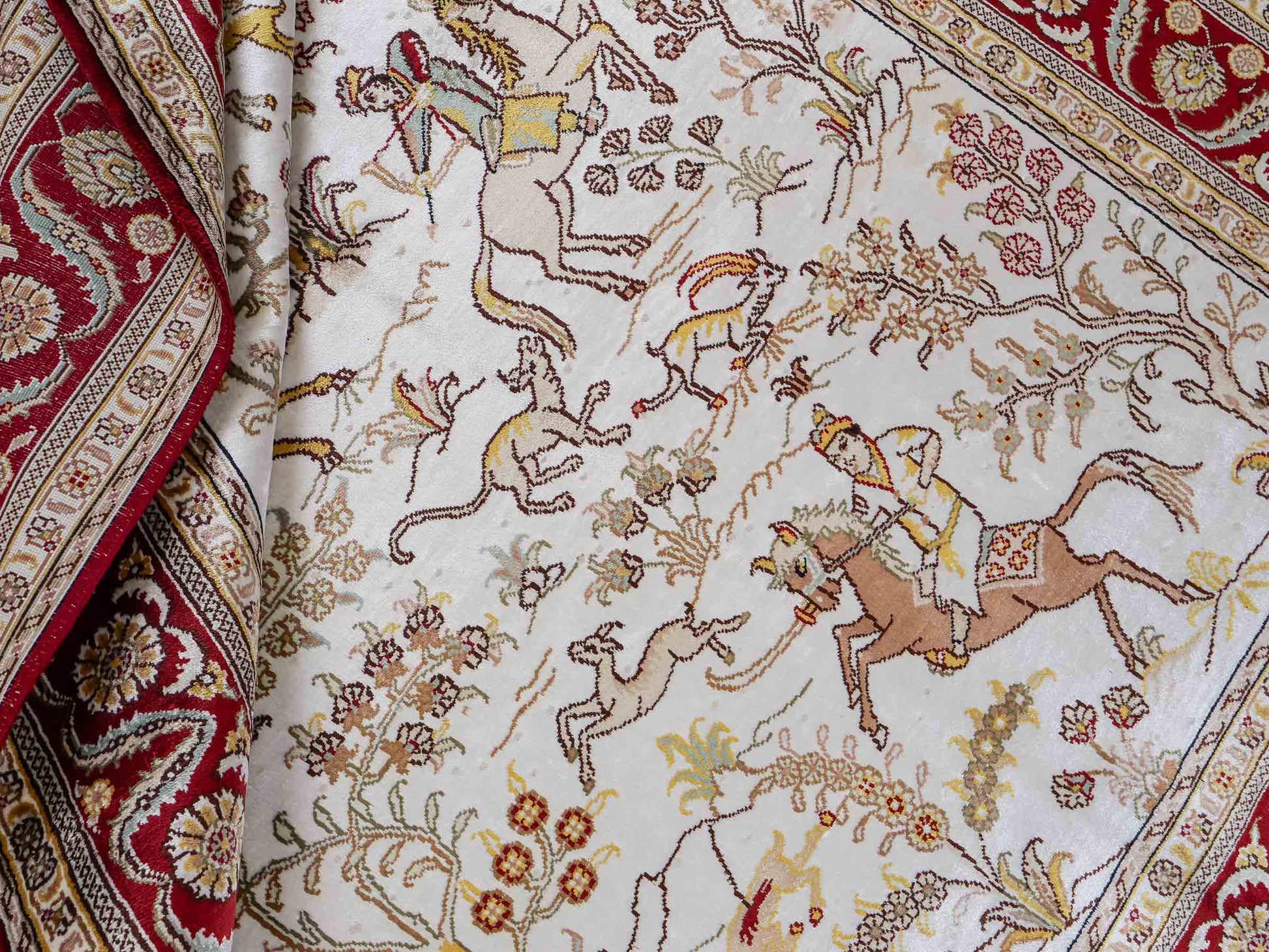 Feiner, handgeknüpfter Art Ghom aus Kunstseide. Ursprung China. Größe: 185 x 127 cm. Hauptfarben: Weiß, Creme, Rot. Vertrieb durch JUPITER Intl.
