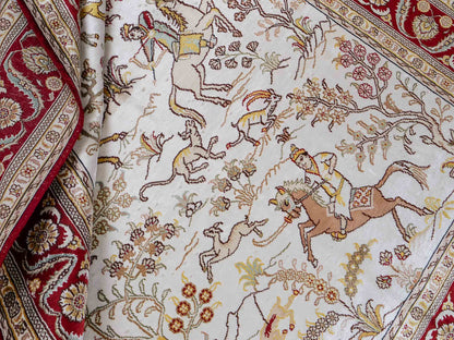 Feiner, handgeknüpfter Art Ghom aus Kunstseide. Ursprung China. Größe: 185 x 127 cm. Hauptfarben: Weiß, Creme, Rot. Vertrieb durch JUPITER Intl.