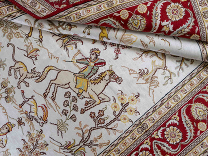 Feiner, handgeknüpfter Art Ghom aus Kunstseide. Ursprung China. Größe: 185 x 127 cm. Hauptfarben: Weiß, Creme, Rot. Vertrieb durch JUPITER Intl.