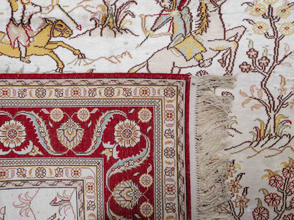 Feiner, handgeknüpfter Art Ghom aus Kunstseide. Ursprung China. Größe: 185 x 127 cm. Hauptfarben: Weiß, Creme, Rot. Vertrieb durch JUPITER Intl.