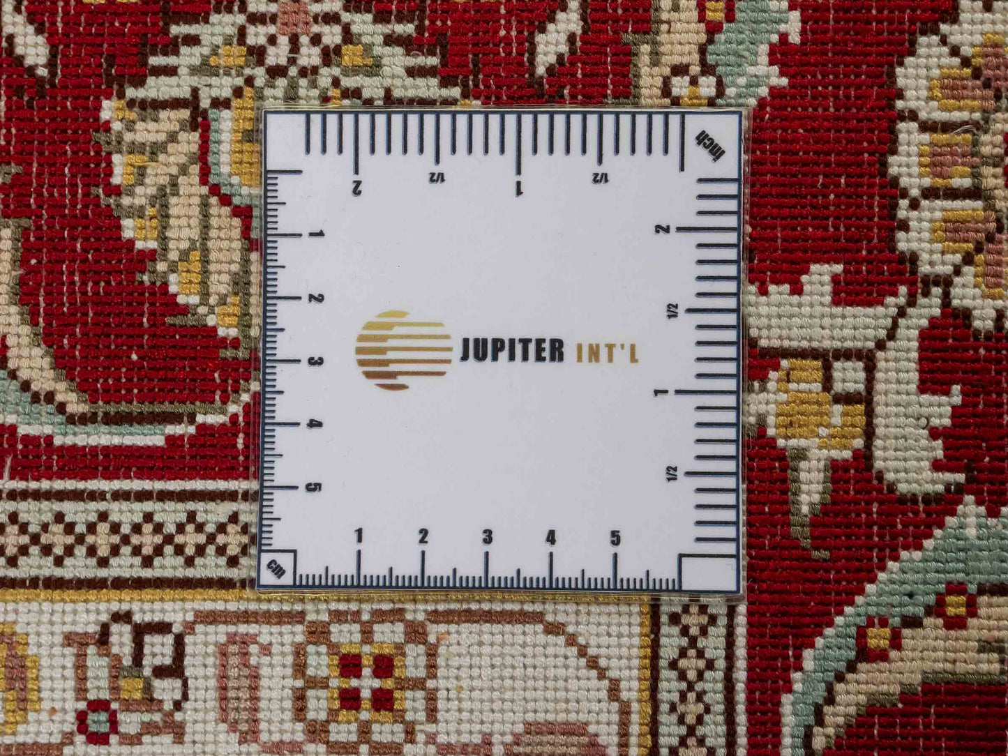 Feiner, handgeknüpfter Art Ghom aus Kunstseide. Ursprung China. Größe: 185 x 127 cm. Hauptfarben: Weiß, Creme, Rot. Vertrieb durch JUPITER Intl.
