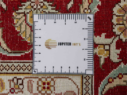 Feiner, handgeknüpfter Art Ghom aus Kunstseide. Ursprung China. Größe: 185 x 127 cm. Hauptfarben: Weiß, Creme, Rot. Vertrieb durch JUPITER Intl.