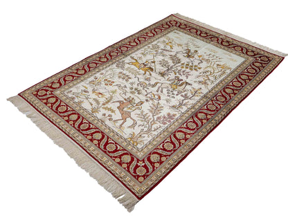 Feiner, handgeknüpfter Art Ghom aus Kunstseide. Ursprung China. Größe: 185 x 127 cm. Hauptfarben: Weiß, Creme, Rot. Vertrieb durch JUPITER Intl.
