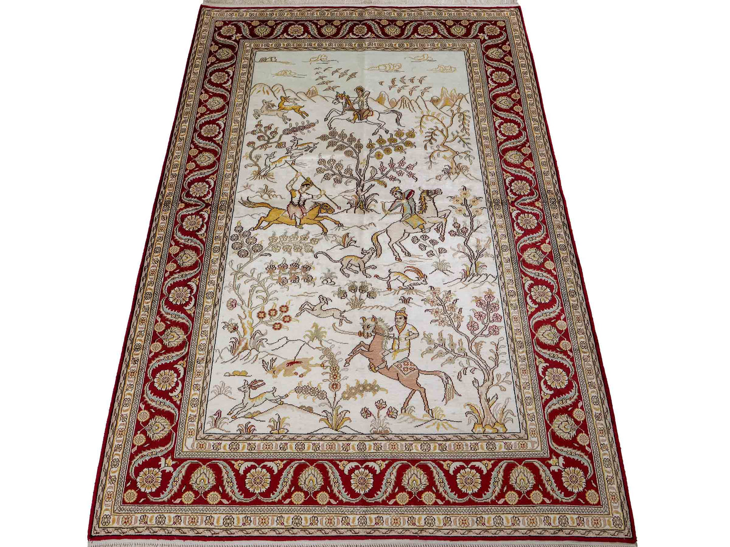 Feiner, handgeknüpfter Art Ghom aus Kunstseide. Ursprung China. Größe: 185 x 127 cm. Hauptfarben: Weiß, Creme, Rot. Vertrieb durch JUPITER Intl.