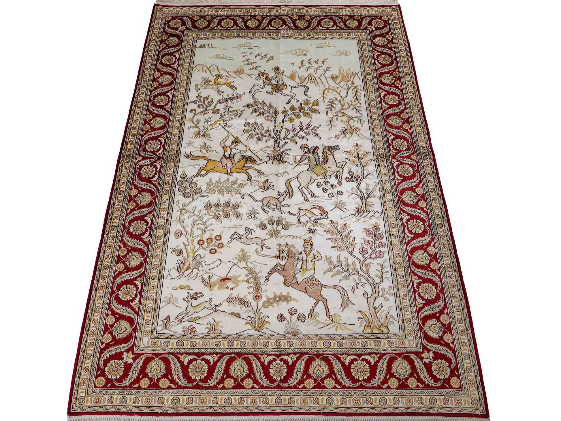 Feiner, handgeknüpfter Art Ghom aus Kunstseide. Ursprung China. Größe: 185 x 127 cm. Hauptfarben: Weiß, Creme, Rot. Vertrieb durch JUPITER Intl.