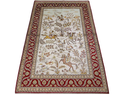 Feiner, handgeknüpfter Art Ghom aus Kunstseide. Ursprung China. Größe: 185 x 127 cm. Hauptfarben: Weiß, Creme, Rot. Vertrieb durch JUPITER Intl.