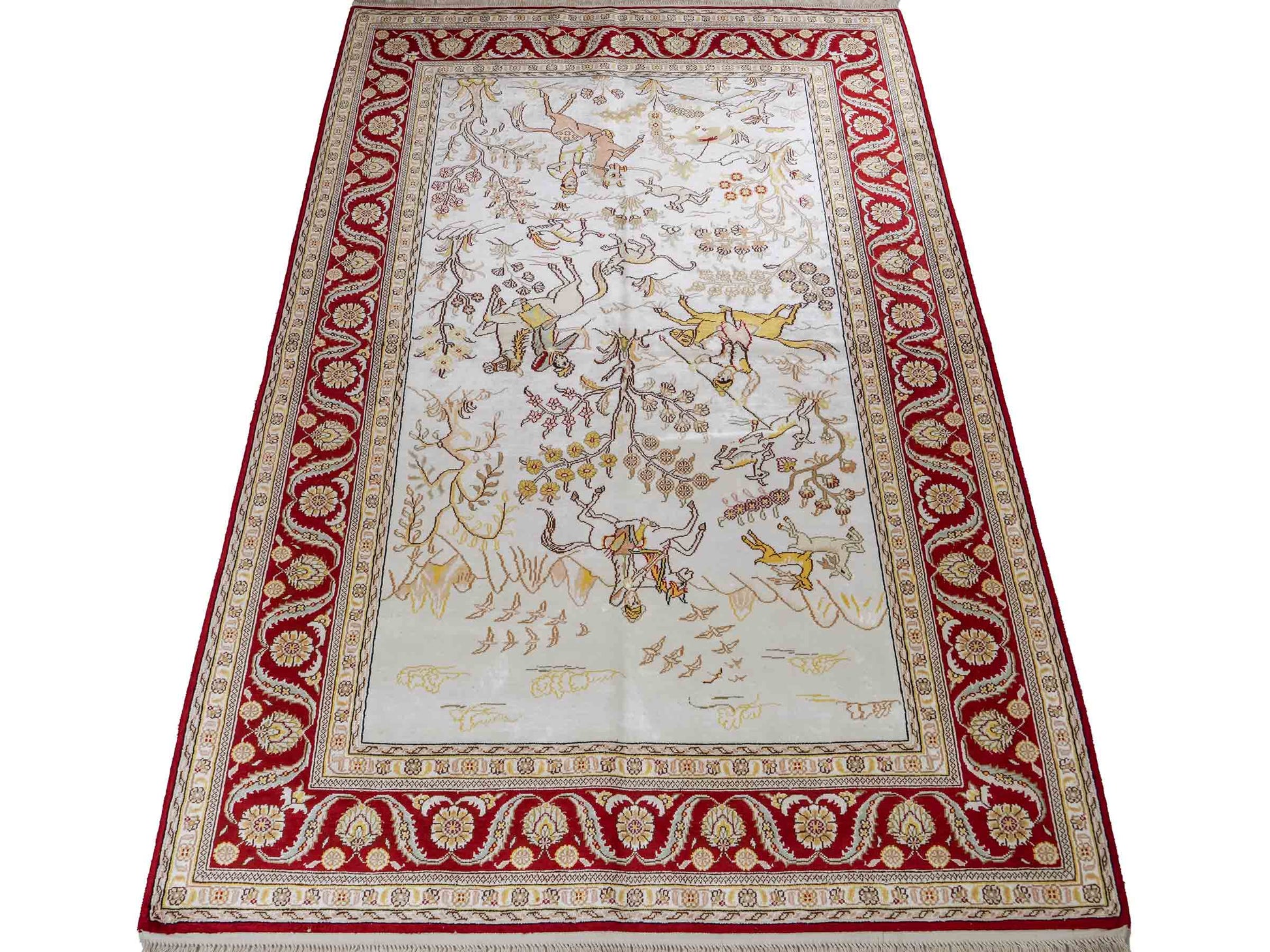 Feiner, handgeknüpfter Art Ghom aus Kunstseide. Ursprung China. Größe: 185 x 127 cm. Hauptfarben: Weiß, Creme, Rot. Vertrieb durch JUPITER Intl.