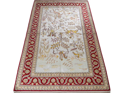 Feiner, handgeknüpfter Art Ghom aus Kunstseide. Ursprung China. Größe: 185 x 127 cm. Hauptfarben: Weiß, Creme, Rot. Vertrieb durch JUPITER Intl.