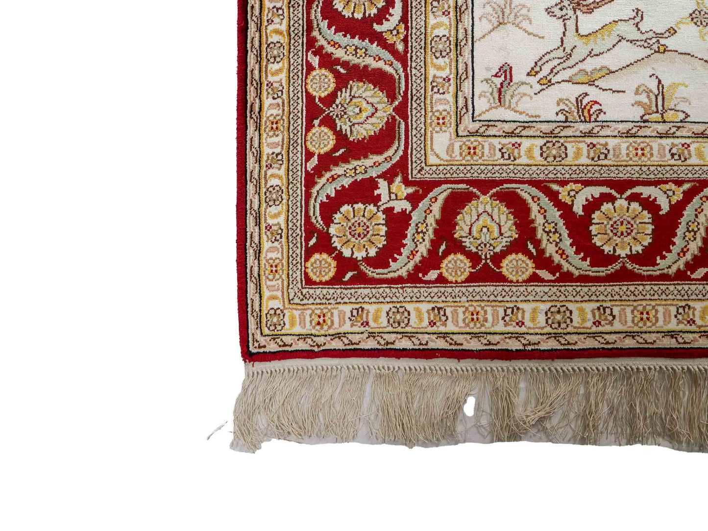 Feiner, handgeknüpfter Art Ghom aus Kunstseide. Ursprung China. Größe: 185 x 127 cm. Hauptfarben: Weiß, Creme, Rot. Vertrieb durch JUPITER Intl.
