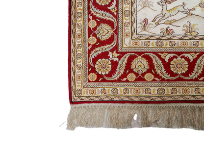 Feiner, handgeknüpfter Art Ghom aus Kunstseide. Ursprung China. Größe: 185 x 127 cm. Hauptfarben: Weiß, Creme, Rot. Vertrieb durch JUPITER Intl.