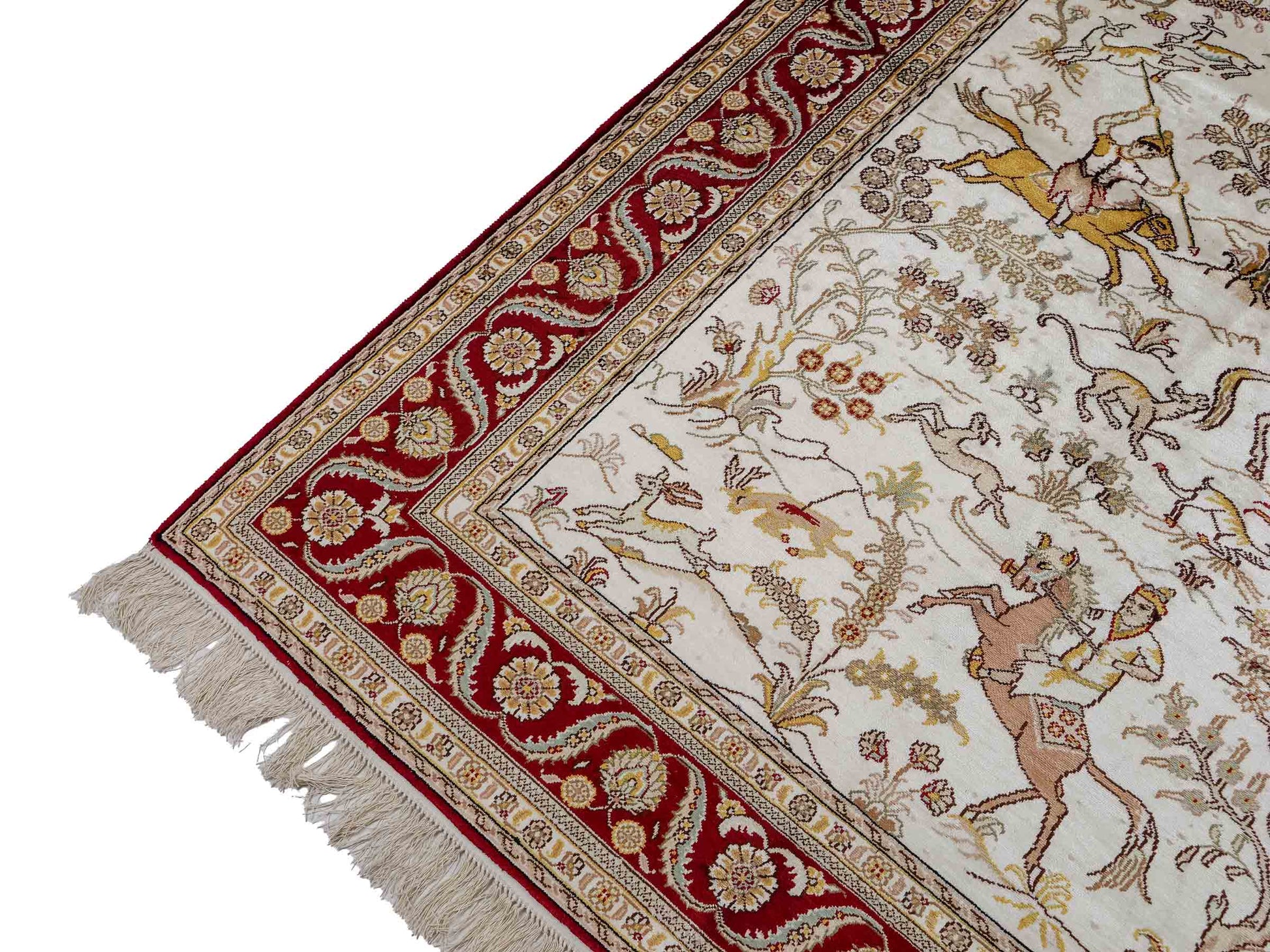 Feiner, handgeknüpfter Art Ghom aus Kunstseide. Ursprung China. Größe: 185 x 127 cm. Hauptfarben: Weiß, Creme, Rot. Vertrieb durch JUPITER Intl.