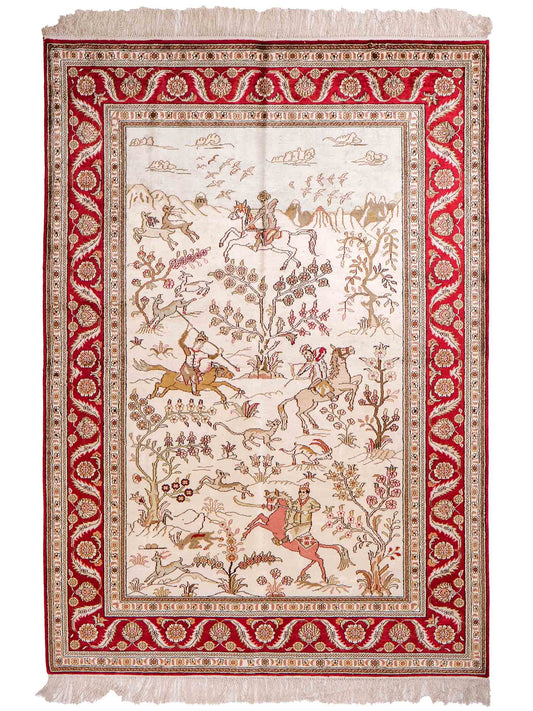 Feiner, handgeknüpfter Art Ghom aus Kunstseide. Ursprung China. Größe: 186 x 124 cm. Hauptfarben: Weiß, Creme, Rot. Vertrieb durch JUPITER Intl.