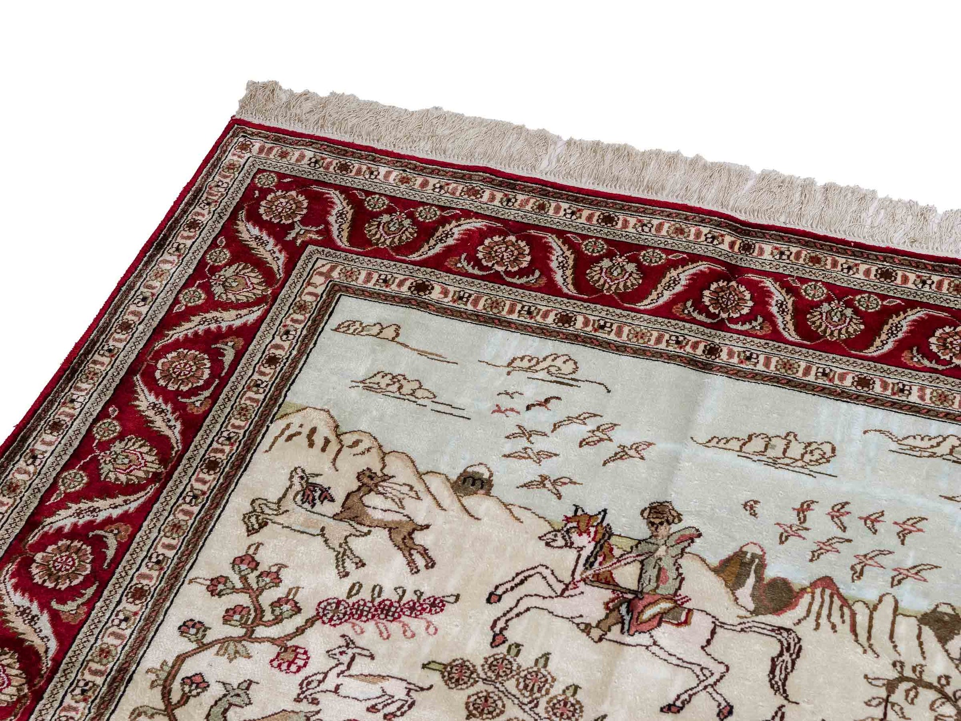 Feiner, handgeknüpfter Art Ghom aus Kunstseide. Ursprung China. Größe: 186 x 124 cm. Hauptfarben: Weiß, Creme, Rot. Vertrieb durch JUPITER Intl.