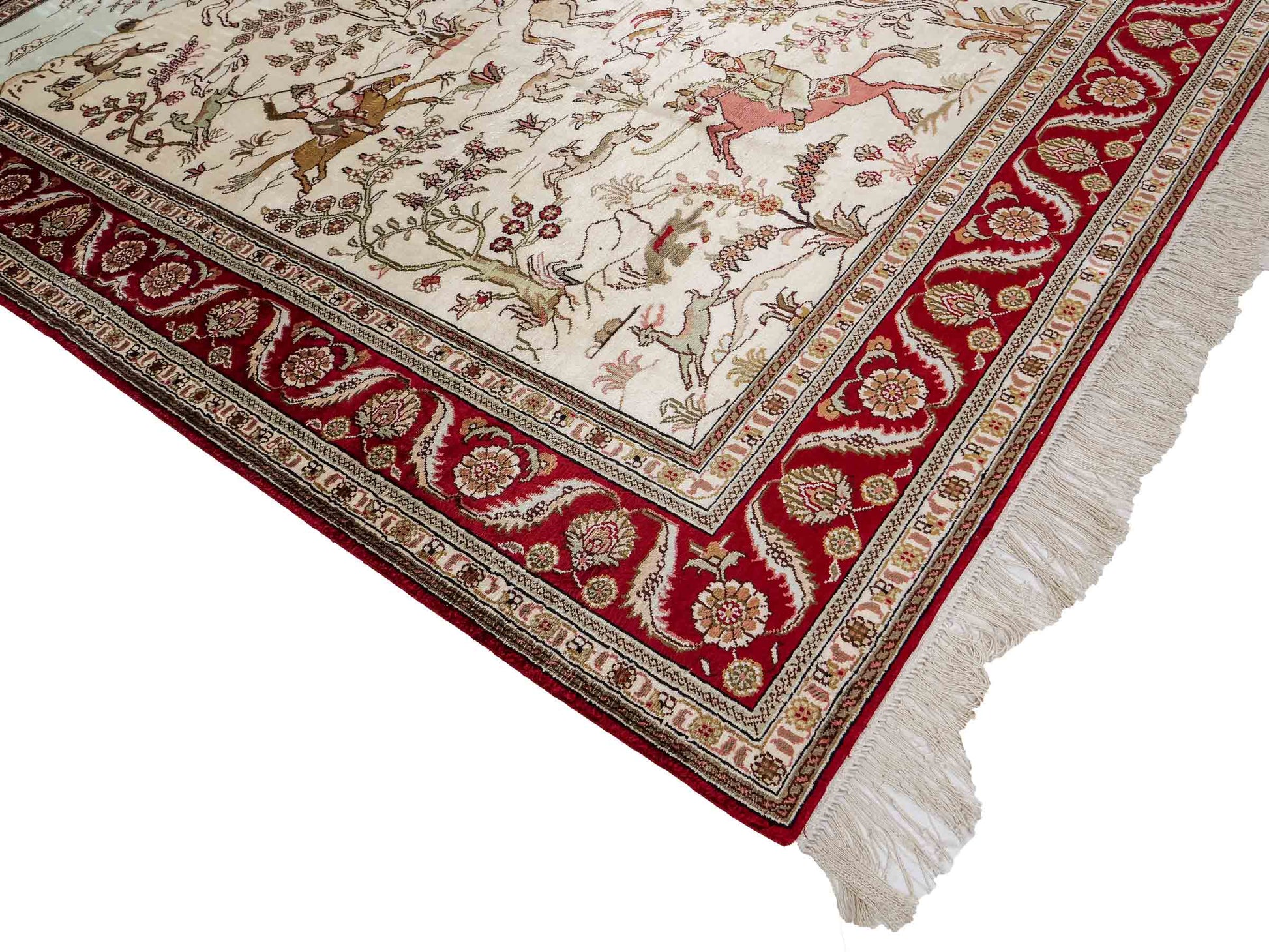 Feiner, handgeknüpfter Art Ghom aus Kunstseide. Ursprung China. Größe: 186 x 124 cm. Hauptfarben: Weiß, Creme, Rot. Vertrieb durch JUPITER Intl.