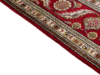 Feiner, handgeknüpfter Art Ghom aus Kunstseide. Ursprung China. Größe: 186 x 124 cm. Hauptfarben: Weiß, Creme, Rot. Vertrieb durch JUPITER Intl.