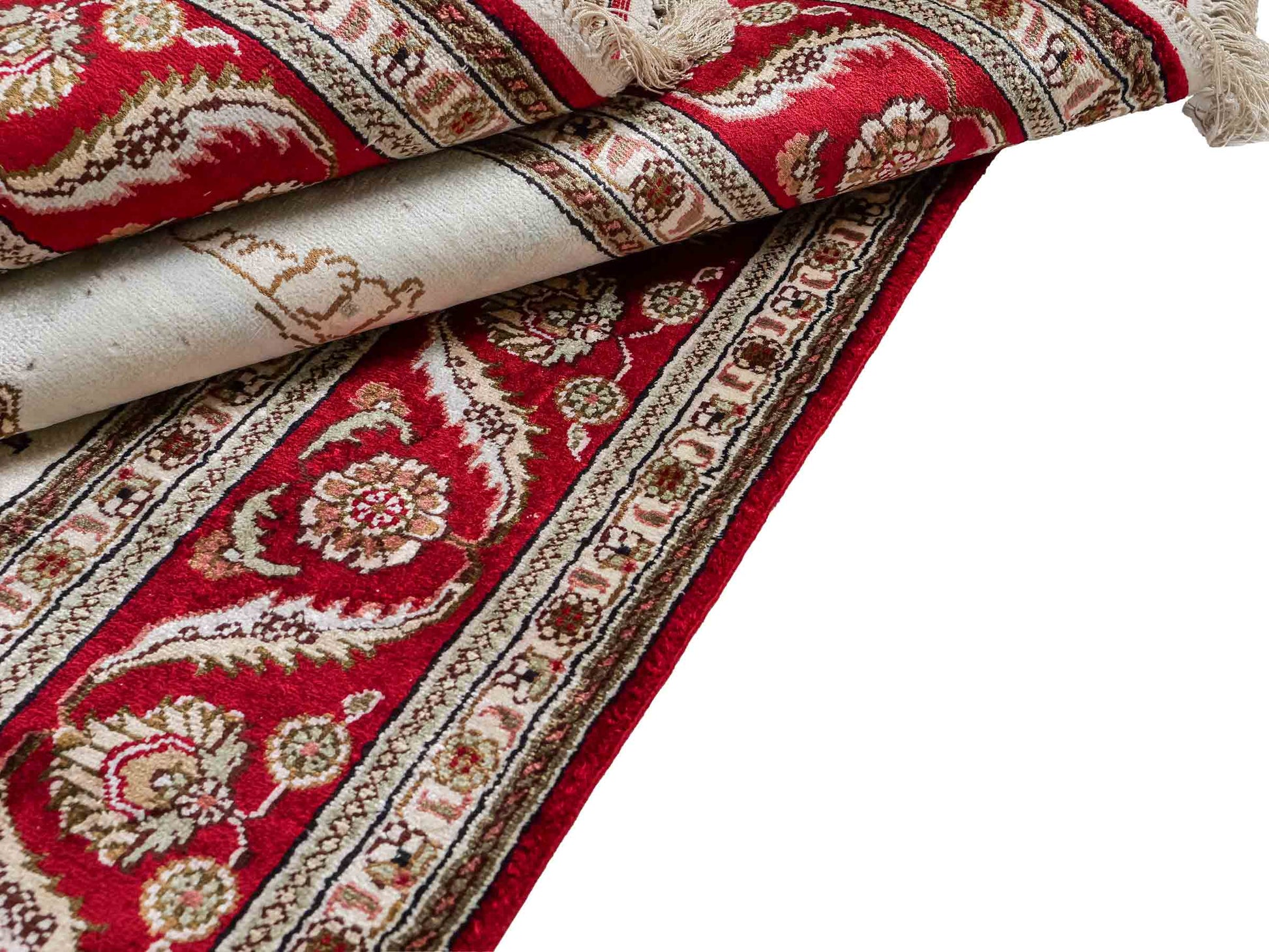 Feiner, handgeknüpfter Art Ghom aus Kunstseide. Ursprung China. Größe: 186 x 124 cm. Hauptfarben: Weiß, Creme, Rot. Vertrieb durch JUPITER Intl.