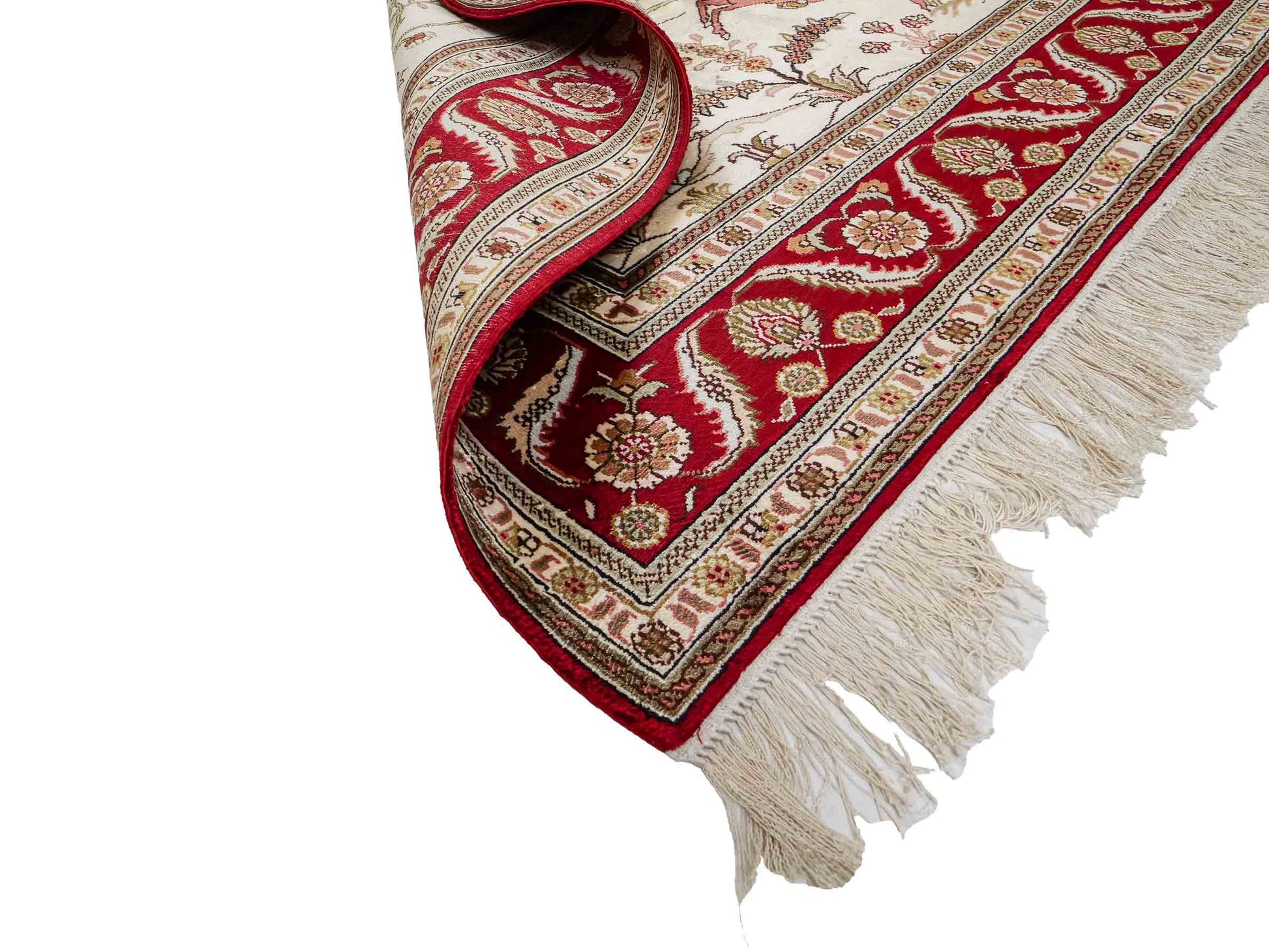 Feiner, handgeknüpfter Art Ghom aus Kunstseide. Ursprung China. Größe: 186 x 124 cm. Hauptfarben: Weiß, Creme, Rot. Vertrieb durch JUPITER Intl.