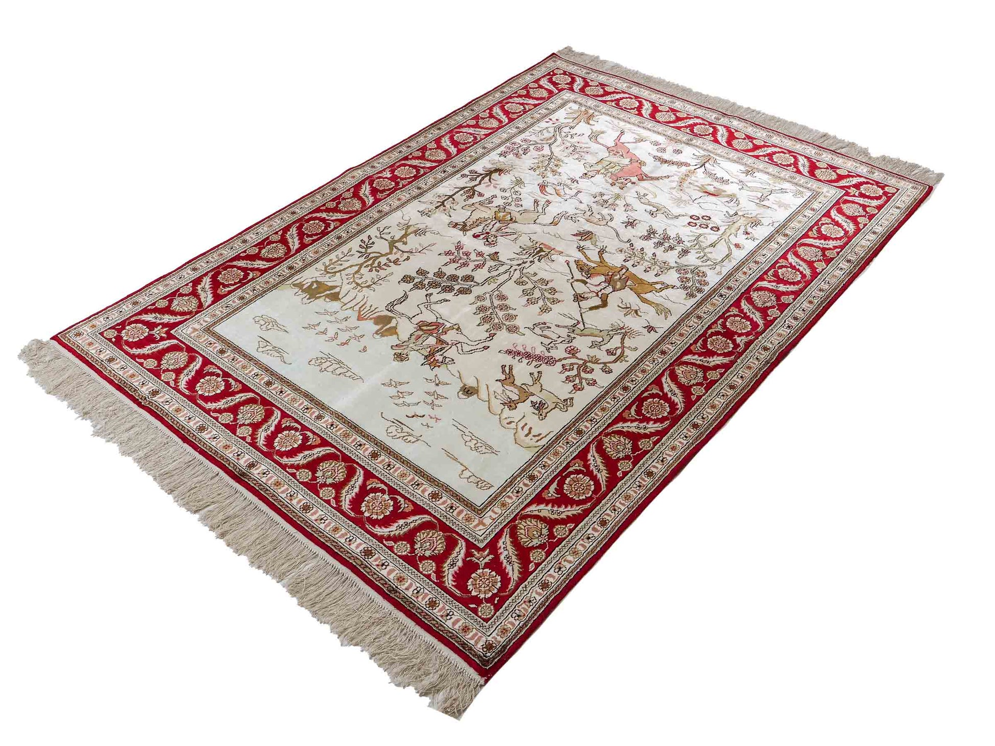 Feiner, handgeknüpfter Art Ghom aus Kunstseide. Ursprung China. Größe: 186 x 124 cm. Hauptfarben: Weiß, Creme, Rot. Vertrieb durch JUPITER Intl.