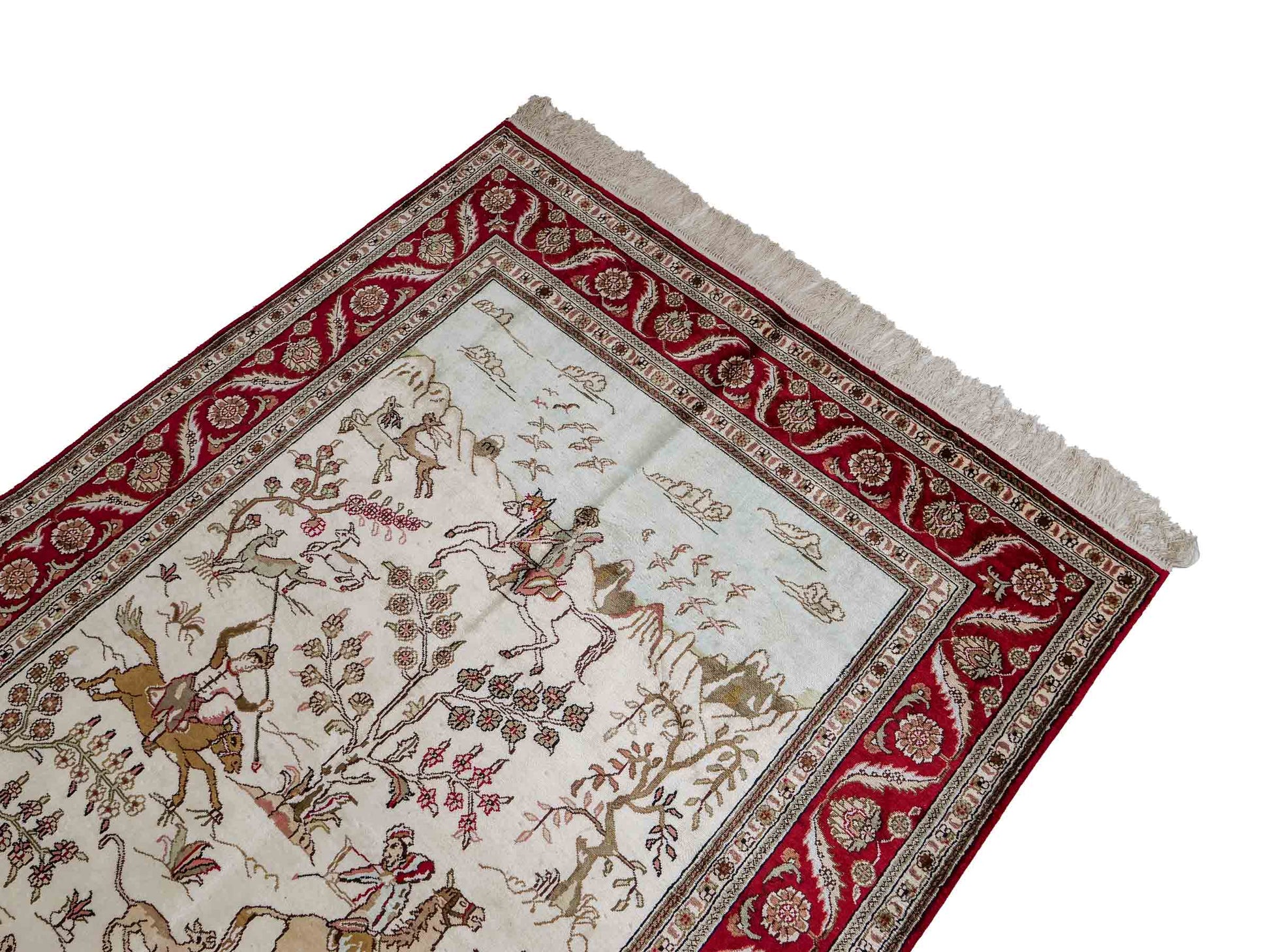 Feiner, handgeknüpfter Art Ghom aus Kunstseide. Ursprung China. Größe: 186 x 124 cm. Hauptfarben: Weiß, Creme, Rot. Vertrieb durch JUPITER Intl.