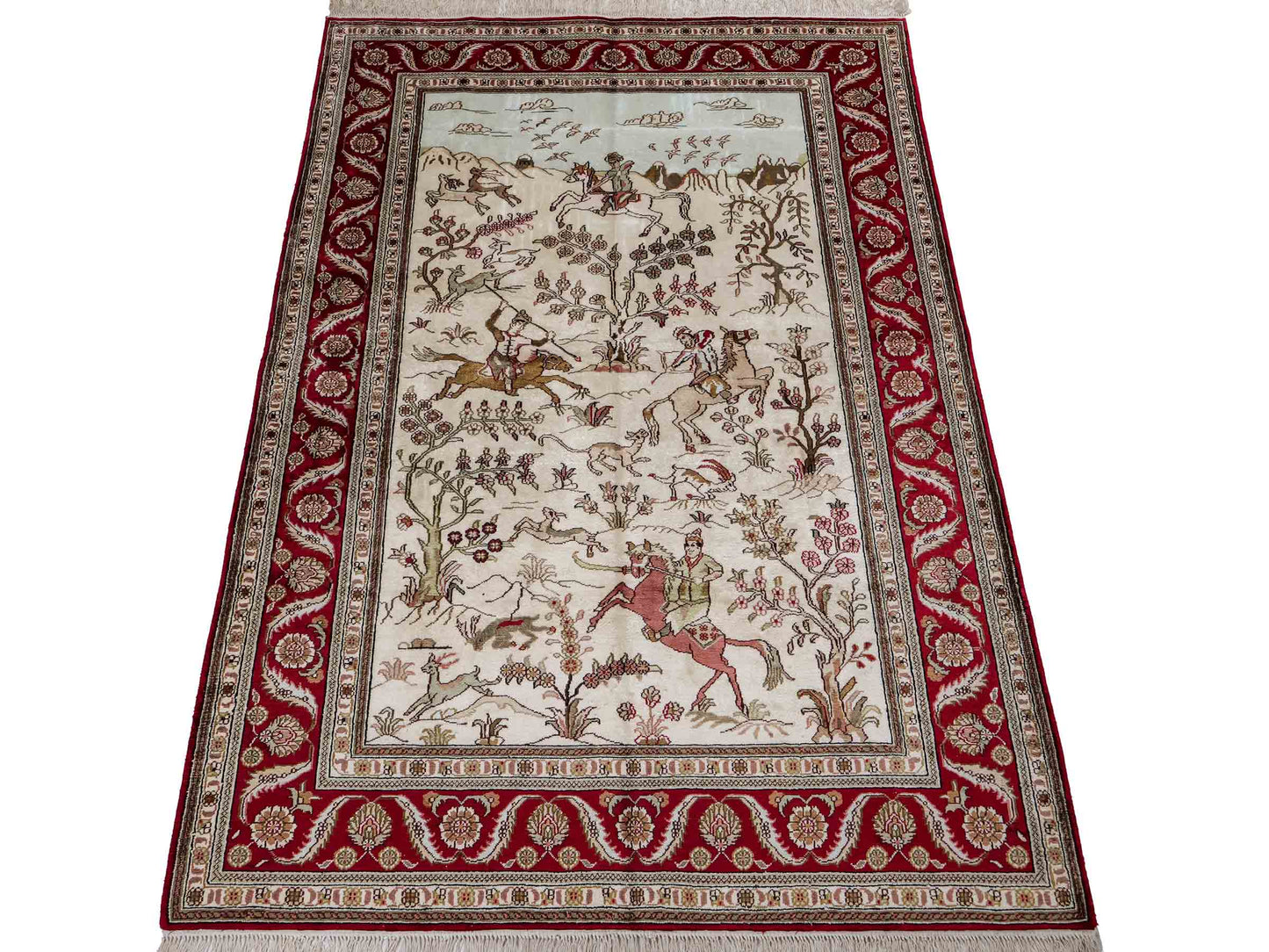 Feiner, handgeknüpfter Art Ghom aus Kunstseide. Ursprung China. Größe: 186 x 124 cm. Hauptfarben: Weiß, Creme, Rot. Vertrieb durch JUPITER Intl.