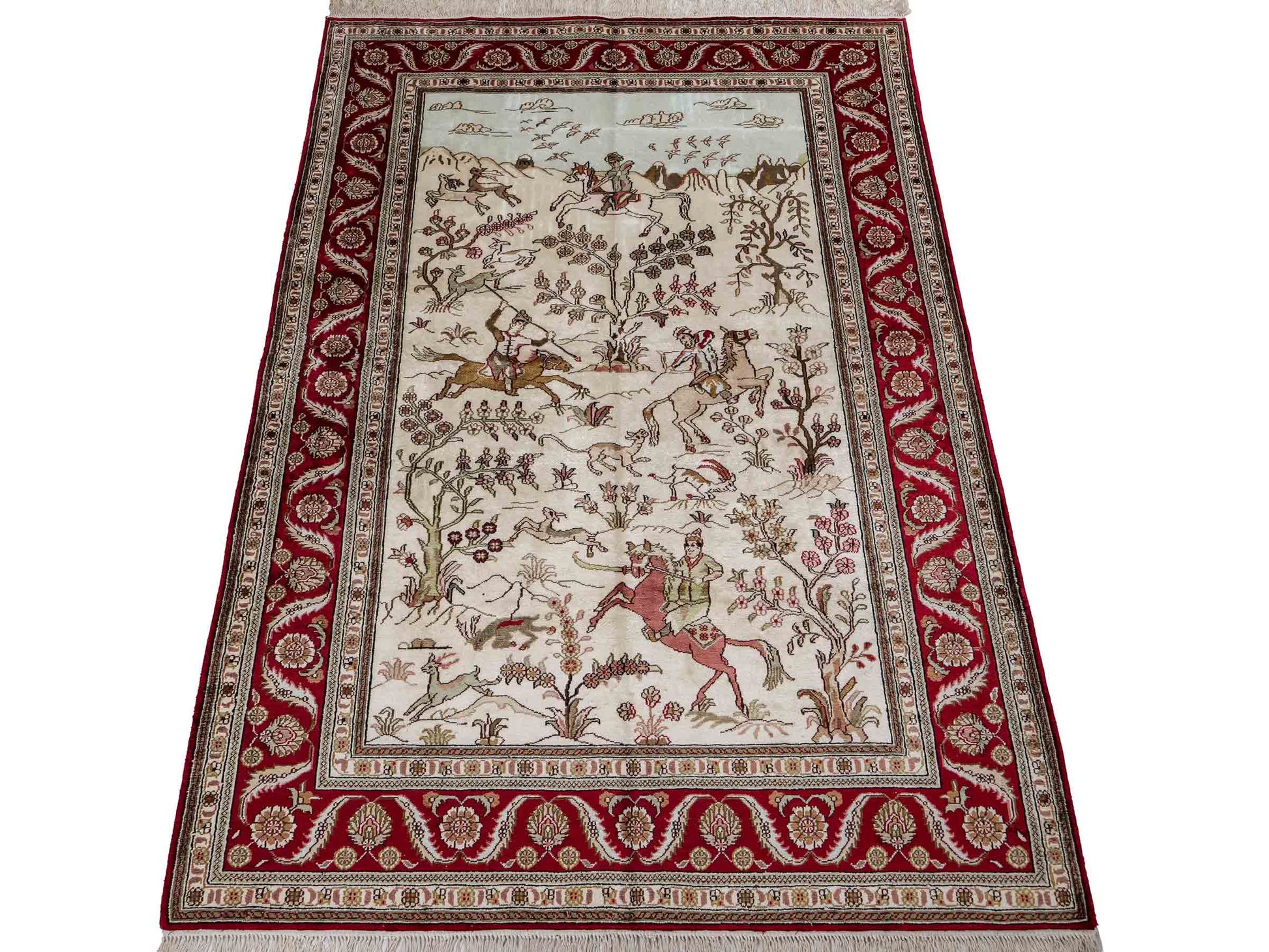 Feiner, handgeknüpfter Art Ghom aus Kunstseide. Ursprung China. Größe: 186 x 124 cm. Hauptfarben: Weiß, Creme, Rot. Vertrieb durch JUPITER Intl.