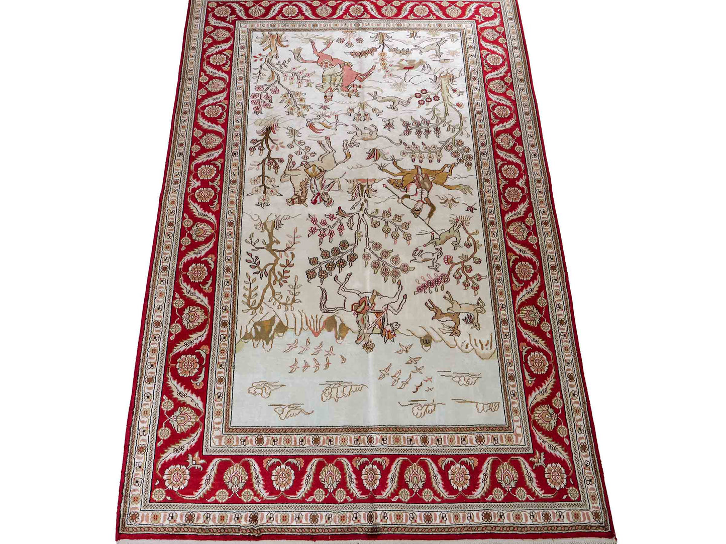 Feiner, handgeknüpfter Art Ghom aus Kunstseide. Ursprung China. Größe: 186 x 124 cm. Hauptfarben: Weiß, Creme, Rot. Vertrieb durch JUPITER Intl.