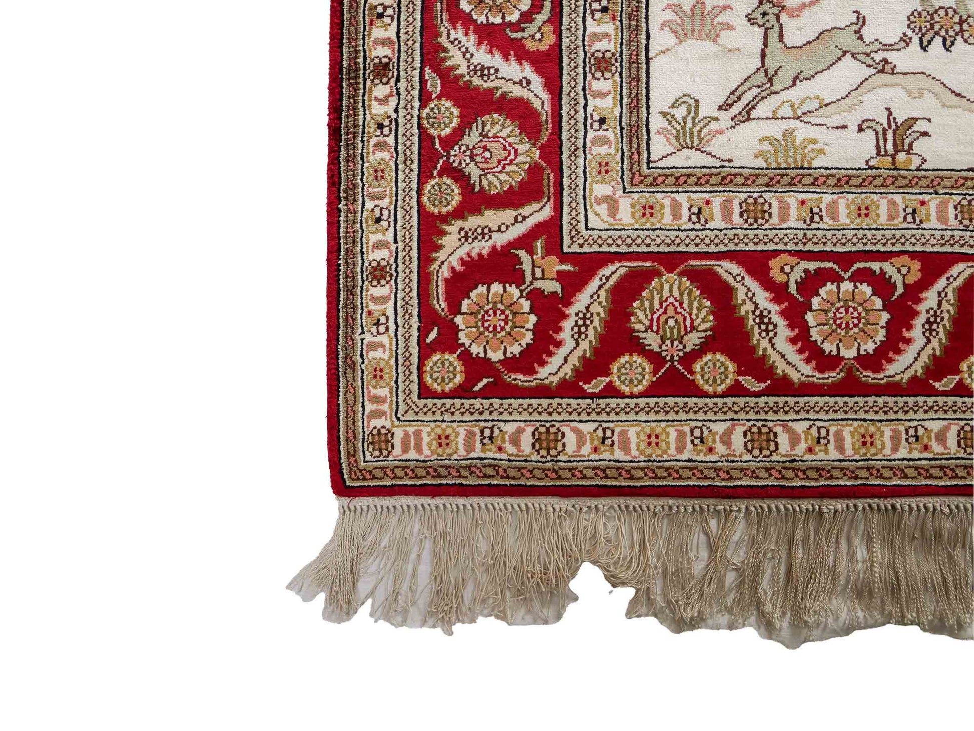Feiner, handgeknüpfter Art Ghom aus Kunstseide. Ursprung China. Größe: 186 x 124 cm. Hauptfarben: Weiß, Creme, Rot. Vertrieb durch JUPITER Intl.