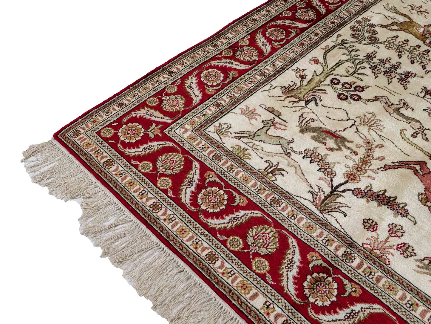 Feiner, handgeknüpfter Art Ghom aus Kunstseide. Ursprung China. Größe: 186 x 124 cm. Hauptfarben: Weiß, Creme, Rot. Vertrieb durch JUPITER Intl.