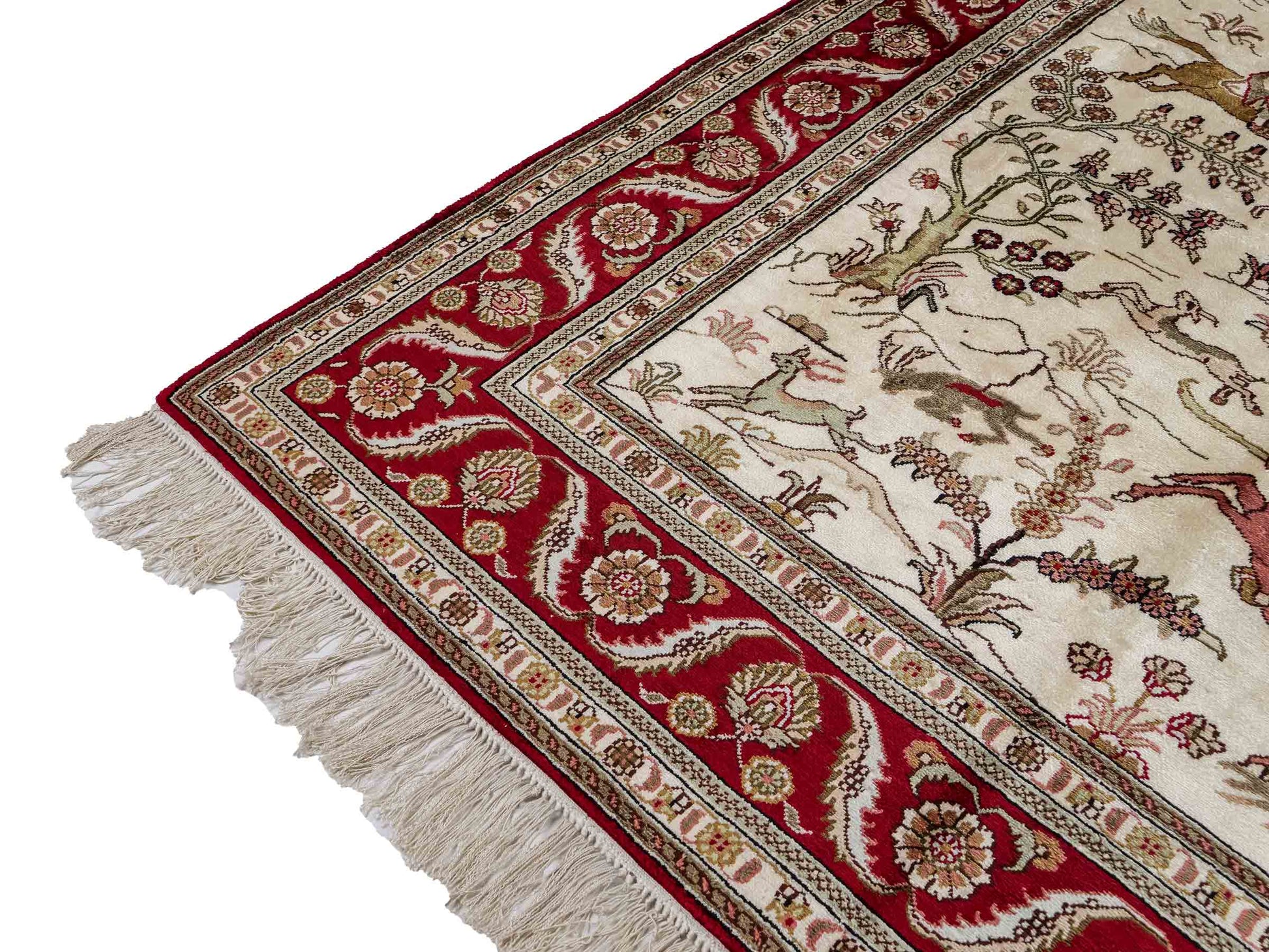 Feiner, handgeknüpfter Art Ghom aus Kunstseide. Ursprung China. Größe: 186 x 124 cm. Hauptfarben: Weiß, Creme, Rot. Vertrieb durch JUPITER Intl.