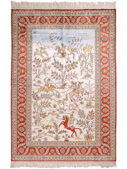 Feiner, handgeknüpfter Art Ghom aus Kunstseide. Ursprung China. Größe: 186 x 124 cm. Hauptfarben: Weiß, Creme, Rot. Vertrieb durch JUPITER Intl.