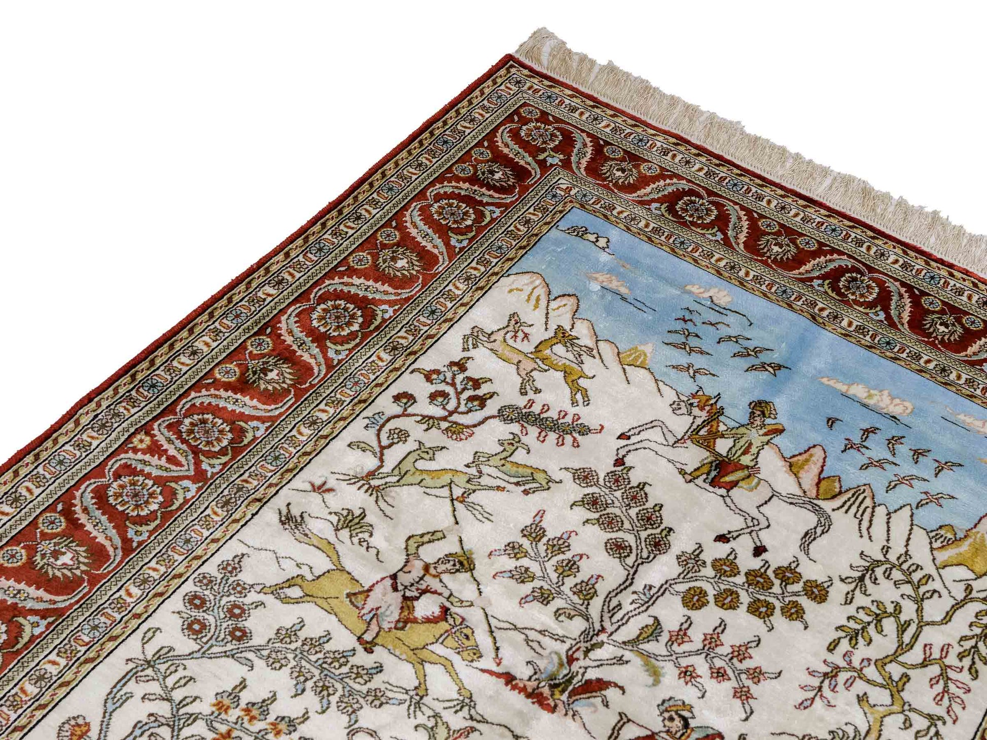 Feiner, handgeknüpfter Art Ghom aus Kunstseide. Ursprung China. Größe: 186 x 124 cm. Hauptfarben: Weiß, Creme, Rot. Vertrieb durch JUPITER Intl.
