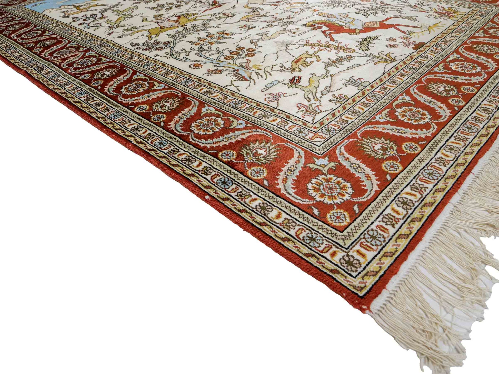 Feiner, handgeknüpfter Art Ghom aus Kunstseide. Ursprung China. Größe: 186 x 124 cm. Hauptfarben: Weiß, Creme, Rot. Vertrieb durch JUPITER Intl.