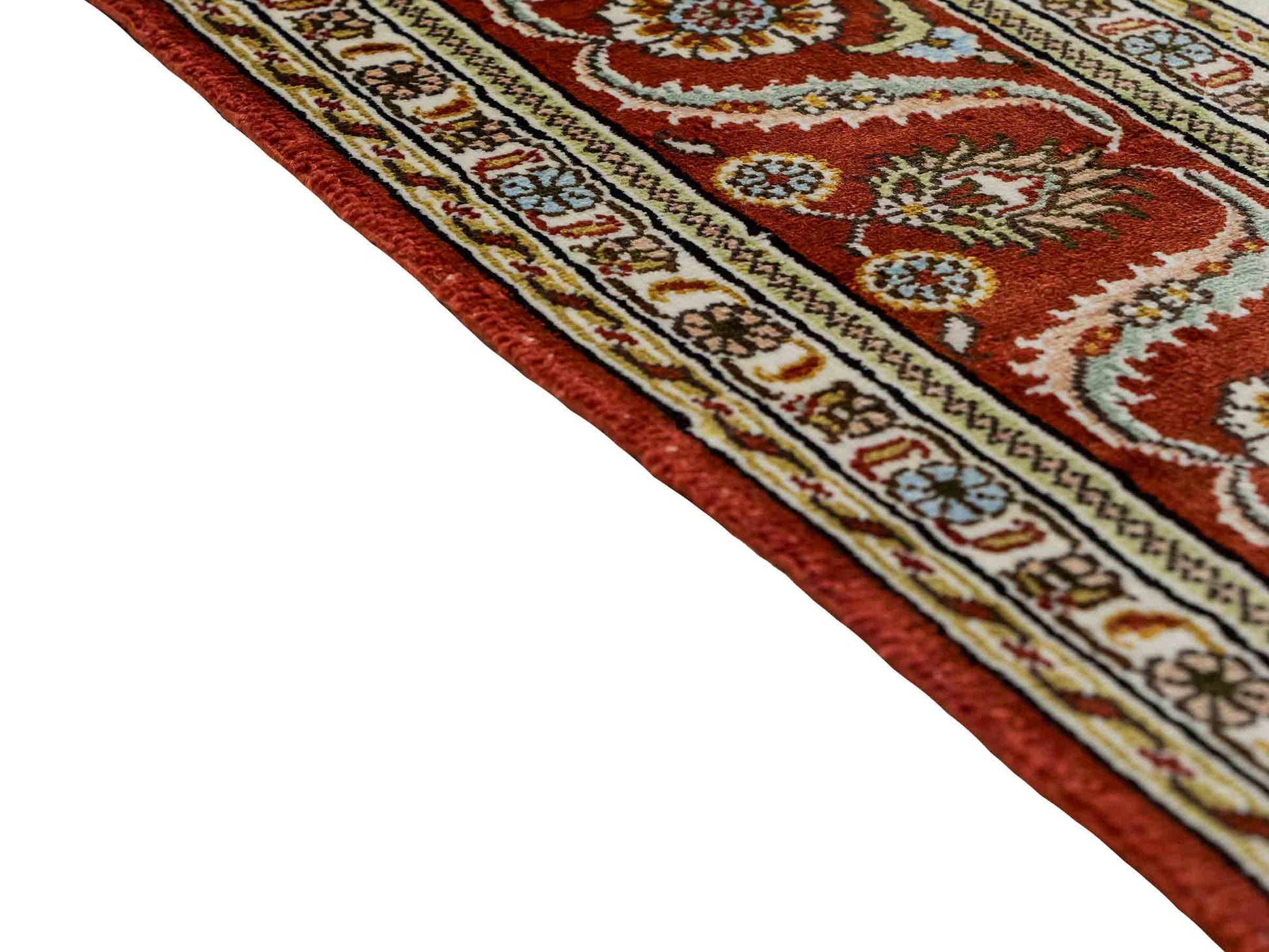 Feiner, handgeknüpfter Art Ghom aus Kunstseide. Ursprung China. Größe: 186 x 124 cm. Hauptfarben: Weiß, Creme, Rot. Vertrieb durch JUPITER Intl.