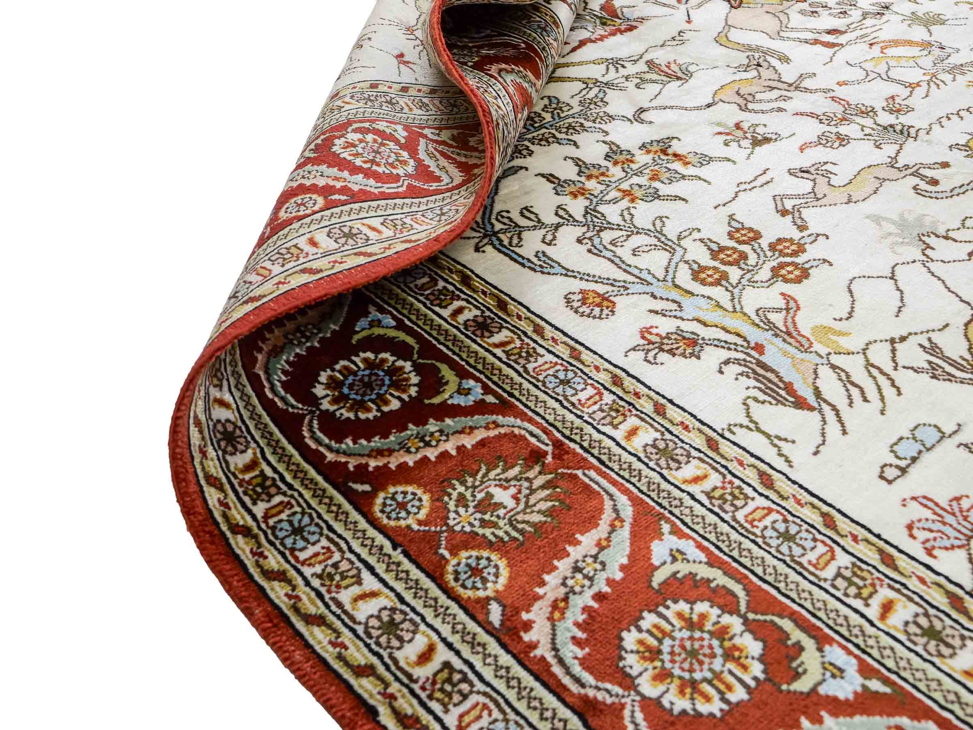 Feiner, handgeknüpfter Art Ghom aus Kunstseide. Ursprung China. Größe: 186 x 124 cm. Hauptfarben: Weiß, Creme, Rot. Vertrieb durch JUPITER Intl.
