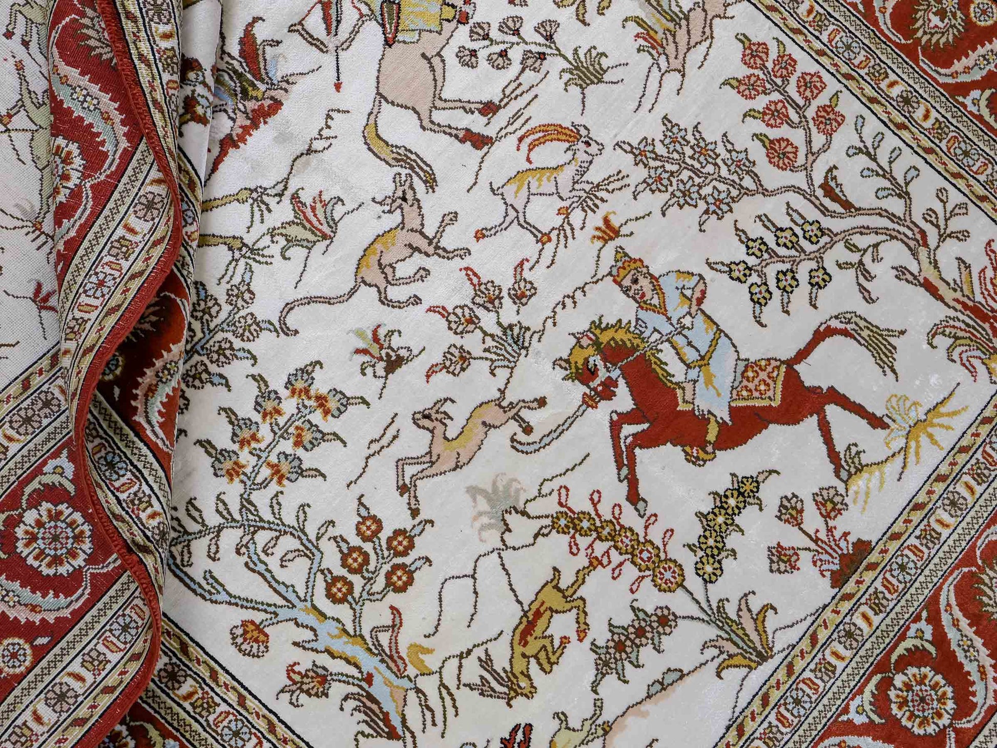 Feiner, handgeknüpfter Art Ghom aus Kunstseide. Ursprung China. Größe: 186 x 124 cm. Hauptfarben: Weiß, Creme, Rot. Vertrieb durch JUPITER Intl.