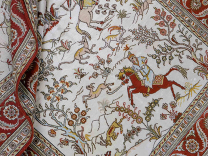 Feiner, handgeknüpfter Art Ghom aus Kunstseide. Ursprung China. Größe: 186 x 124 cm. Hauptfarben: Weiß, Creme, Rot. Vertrieb durch JUPITER Intl.