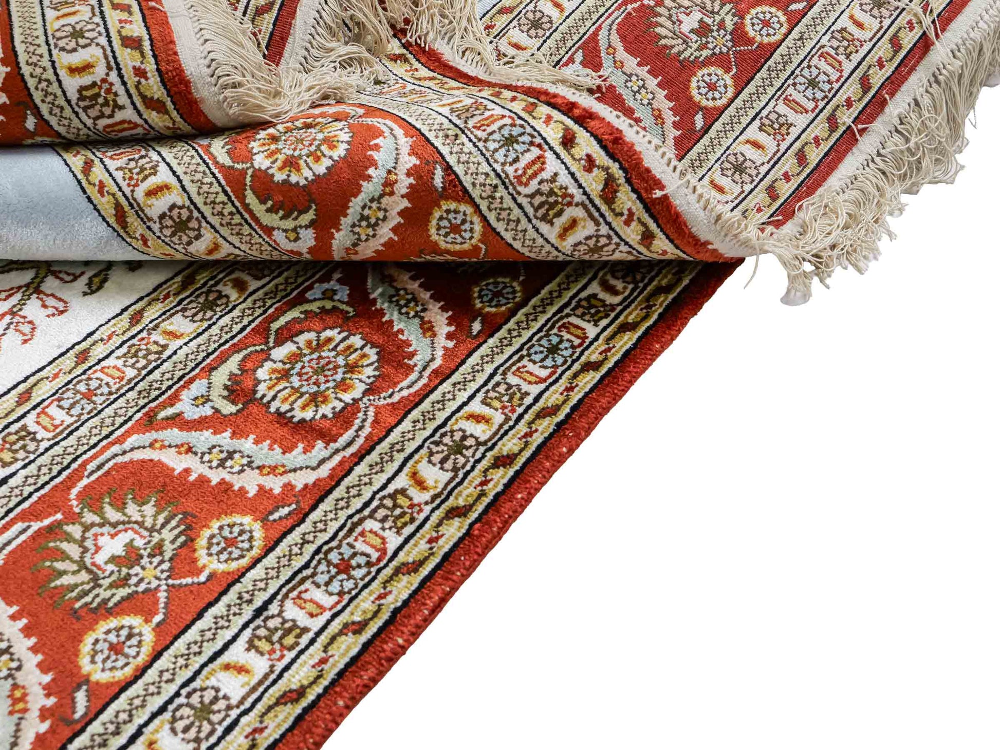 Feiner, handgeknüpfter Art Ghom aus Kunstseide. Ursprung China. Größe: 186 x 124 cm. Hauptfarben: Weiß, Creme, Rot. Vertrieb durch JUPITER Intl.