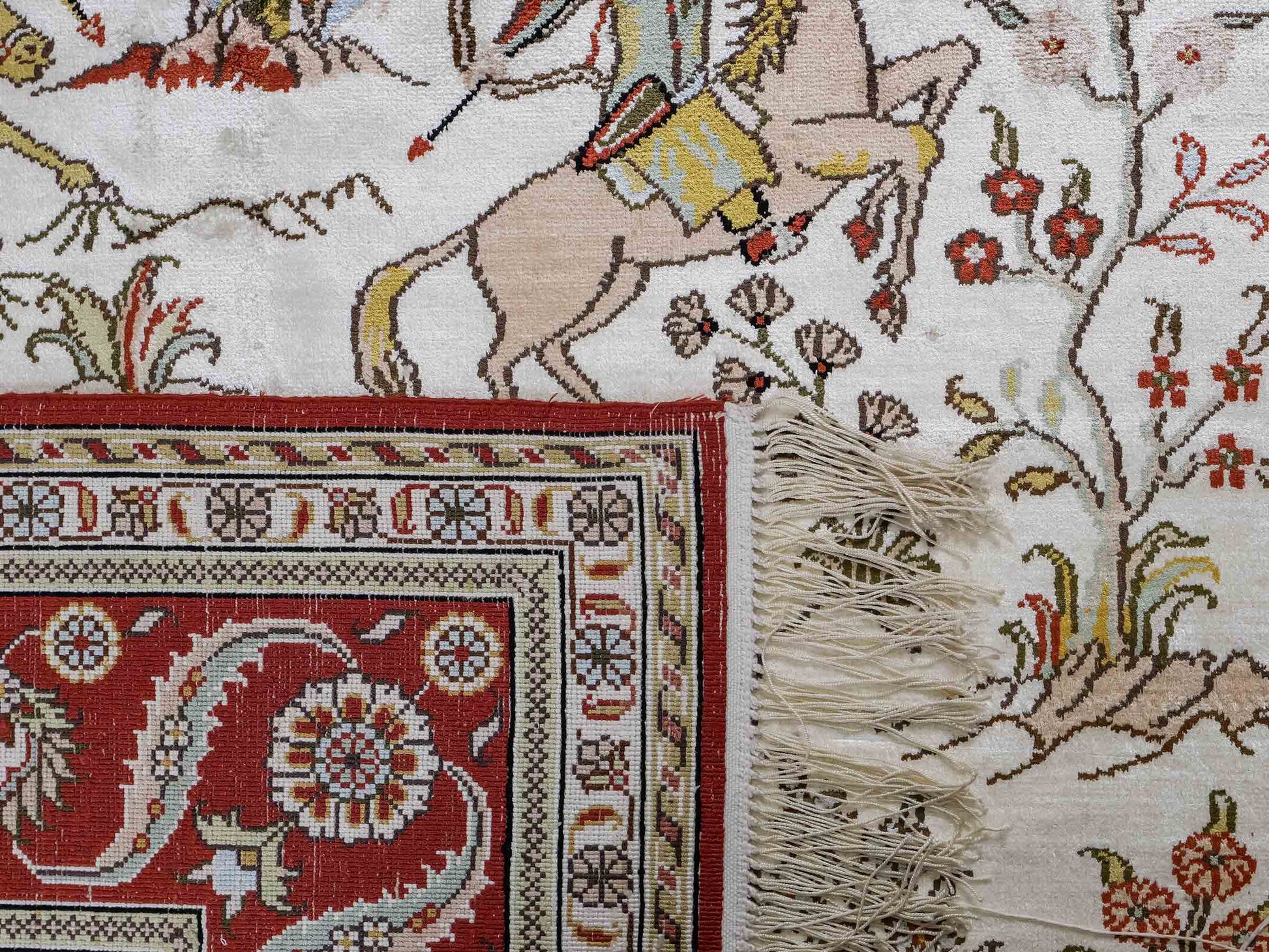 Feiner, handgeknüpfter Art Ghom aus Kunstseide. Ursprung China. Größe: 186 x 124 cm. Hauptfarben: Weiß, Creme, Rot. Vertrieb durch JUPITER Intl.
