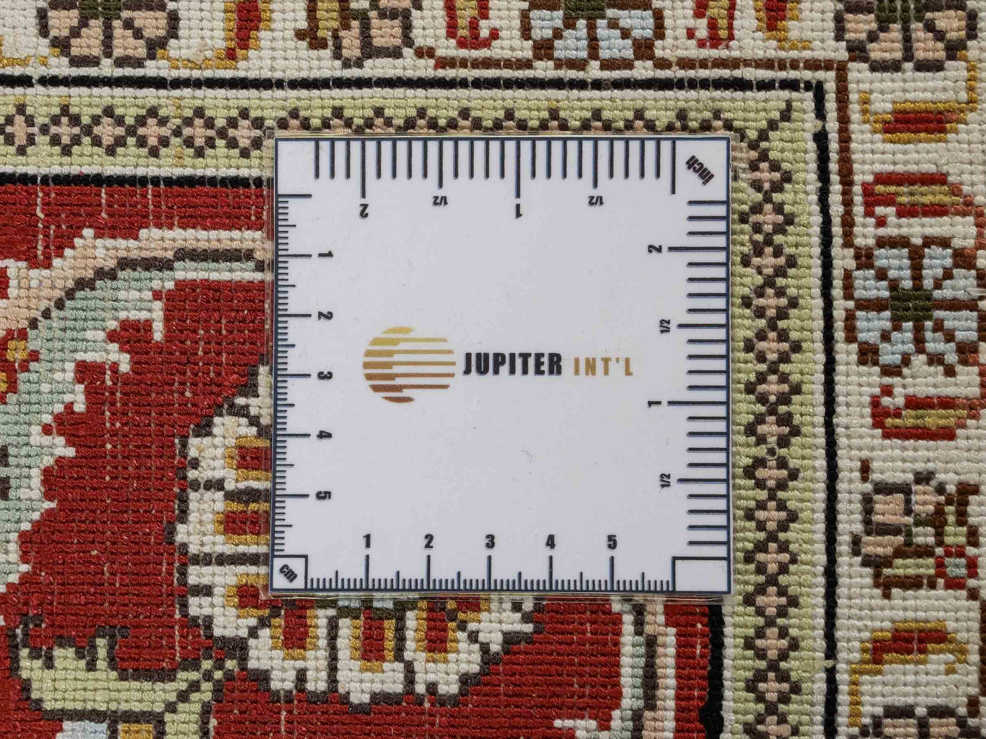 Feiner, handgeknüpfter Art Ghom aus Kunstseide. Ursprung China. Größe: 186 x 124 cm. Hauptfarben: Weiß, Creme, Rot. Vertrieb durch JUPITER Intl.