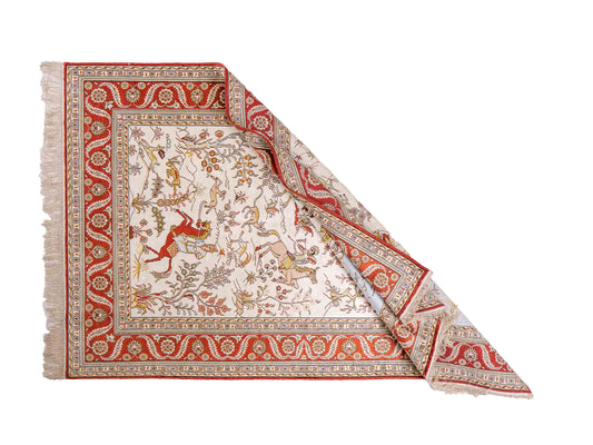 Feiner, handgeknüpfter Art Ghom aus Kunstseide. Ursprung China. Größe: 186 x 124 cm. Hauptfarben: Weiß, Creme, Rot. Vertrieb durch JUPITER Intl.