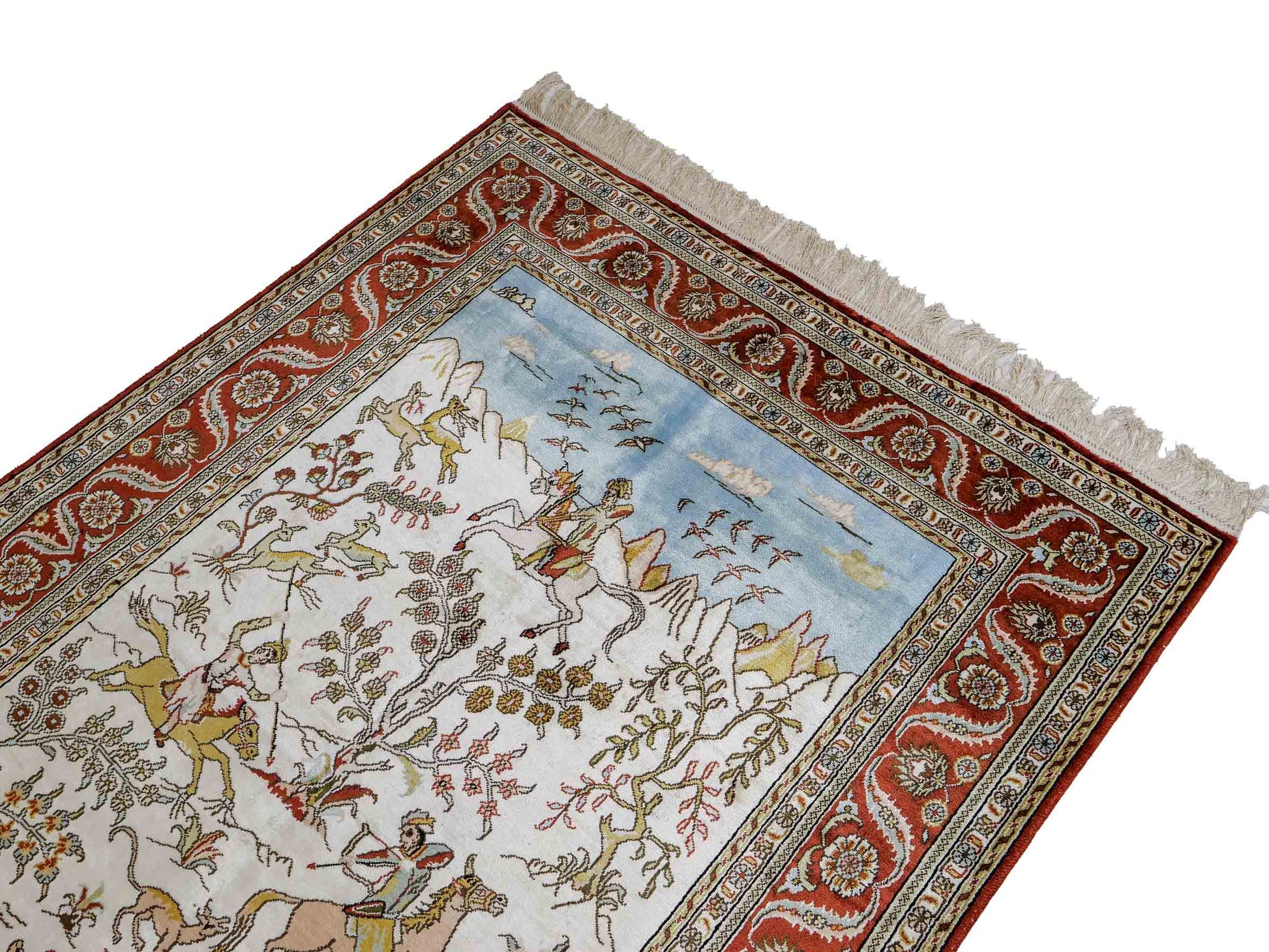 Feiner, handgeknüpfter Art Ghom aus Kunstseide. Ursprung China. Größe: 186 x 124 cm. Hauptfarben: Weiß, Creme, Rot. Vertrieb durch JUPITER Intl.