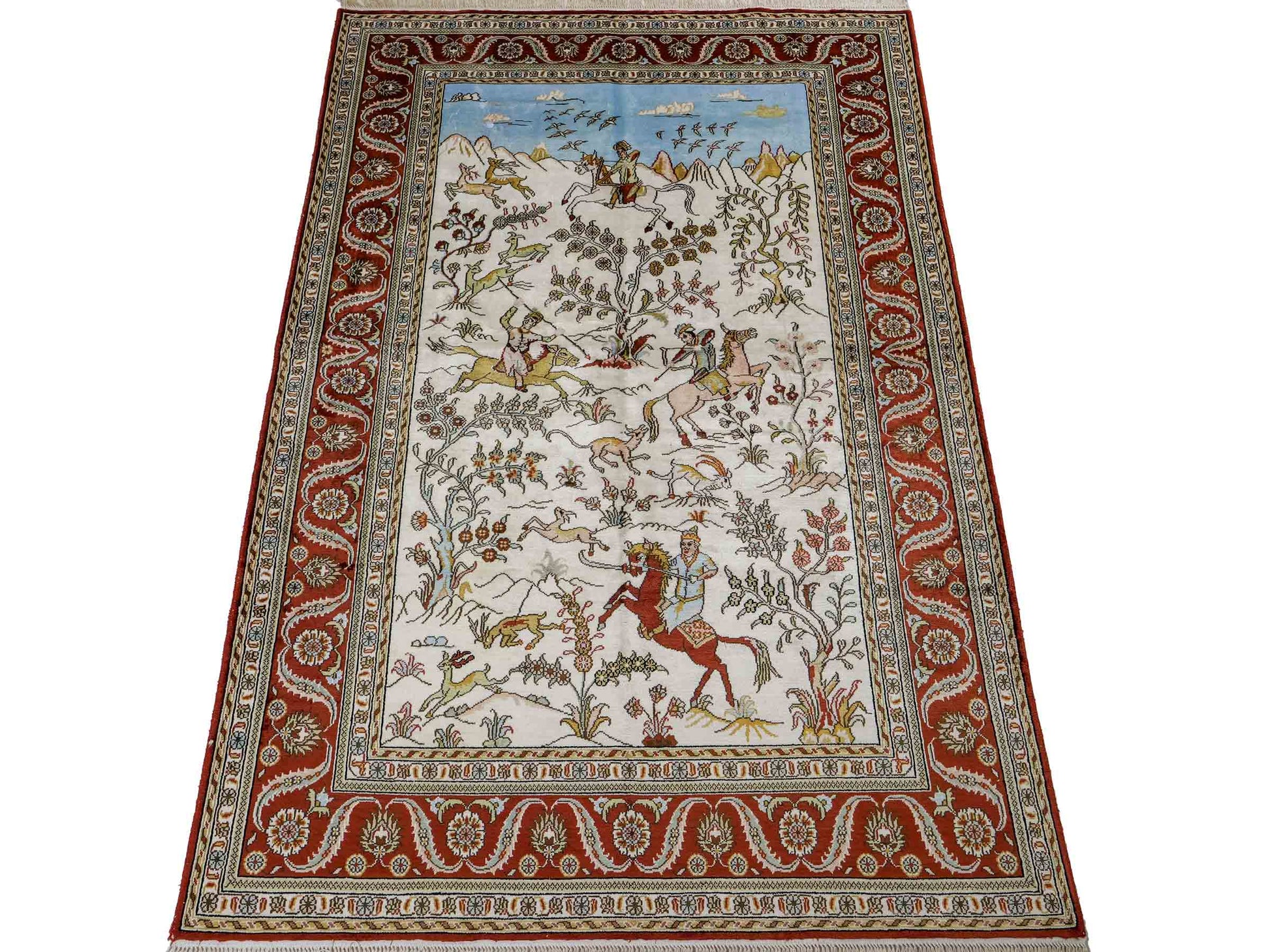 Feiner, handgeknüpfter Art Ghom aus Kunstseide. Ursprung China. Größe: 186 x 124 cm. Hauptfarben: Weiß, Creme, Rot. Vertrieb durch JUPITER Intl.