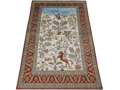 Feiner, handgeknüpfter Art Ghom aus Kunstseide. Ursprung China. Größe: 186 x 124 cm. Hauptfarben: Weiß, Creme, Rot. Vertrieb durch JUPITER Intl.