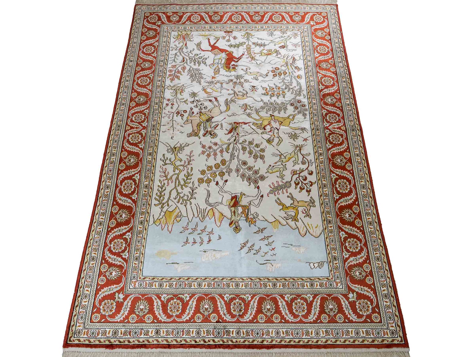 Feiner, handgeknüpfter Art Ghom aus Kunstseide. Ursprung China. Größe: 186 x 124 cm. Hauptfarben: Weiß, Creme, Rot. Vertrieb durch JUPITER Intl.