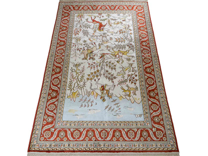 Feiner, handgeknüpfter Art Ghom aus Kunstseide. Ursprung China. Größe: 186 x 124 cm. Hauptfarben: Weiß, Creme, Rot. Vertrieb durch JUPITER Intl.