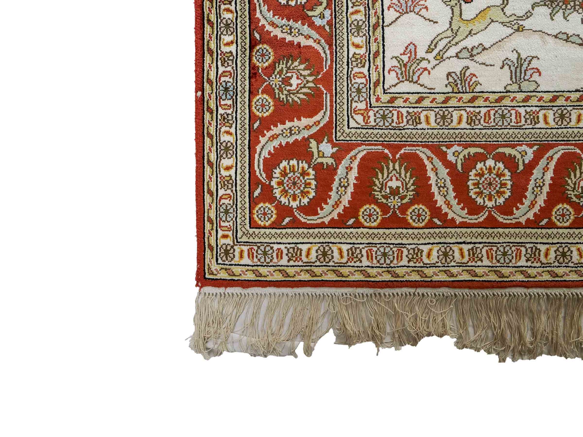 Feiner, handgeknüpfter Art Ghom aus Kunstseide. Ursprung China. Größe: 186 x 124 cm. Hauptfarben: Weiß, Creme, Rot. Vertrieb durch JUPITER Intl.